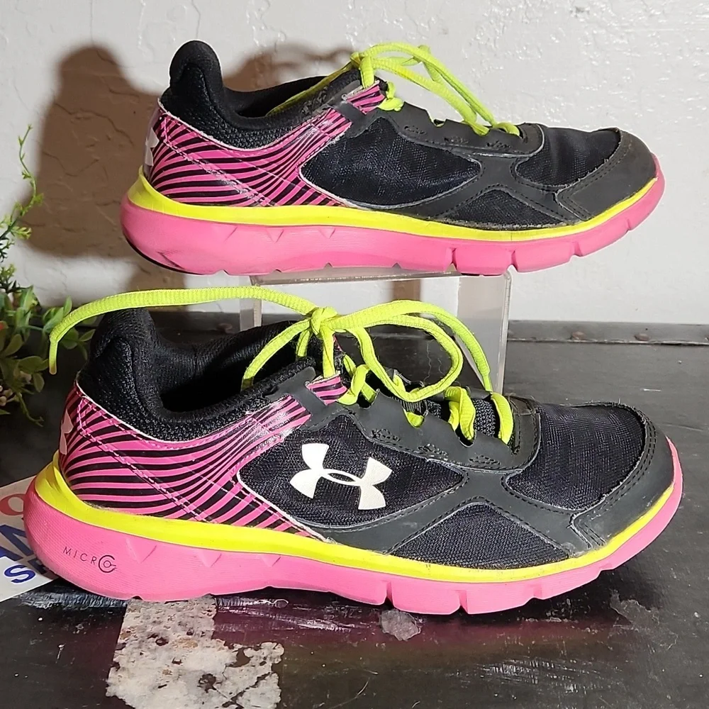 UNDER ARMOUR Micro G Velosity Pink Black Neon 5Y